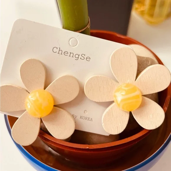 ChengSe Korean Fashion Chic Daisy stud Yellow & Cream Fashion Earrings - Picture 5 of 6